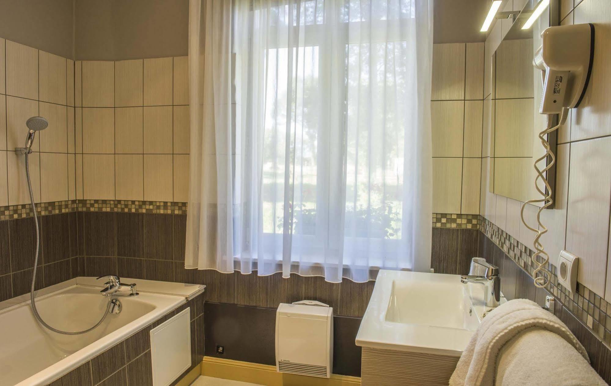 Hotel Logis - Chateau De La Motte - & Restaurant